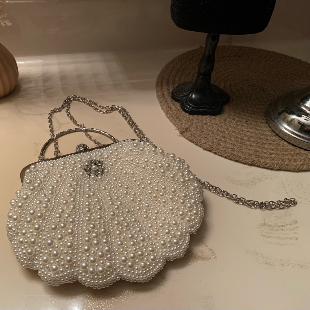 VINTAGE ✨ Pearl Shell Wristlet Clutch in Cream with Chain Strap